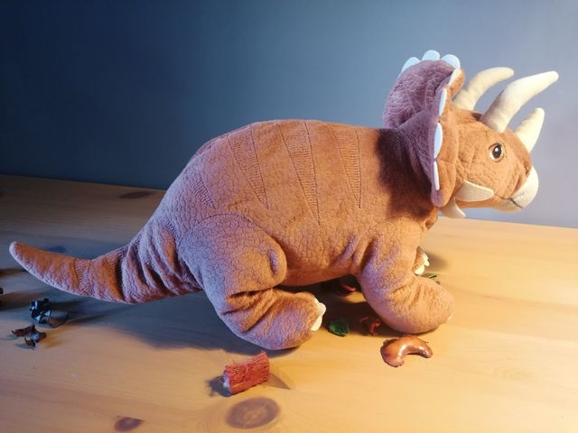 Ikea. JÄTTELIK. Dinosaurio Triceratop. 46 cm.