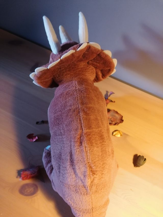 Ikea. JÄTTELIK. Dinosaurio Triceratop. 46 cm.