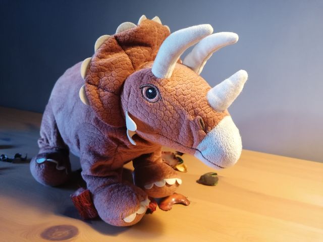 Ikea. JÄTTELIK. Dinosaurio Triceratop. 46 cm.