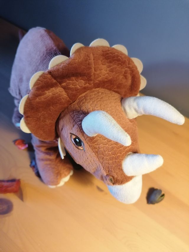 Ikea. JÄTTELIK. Dinosaurio Triceratop. 46 cm.
