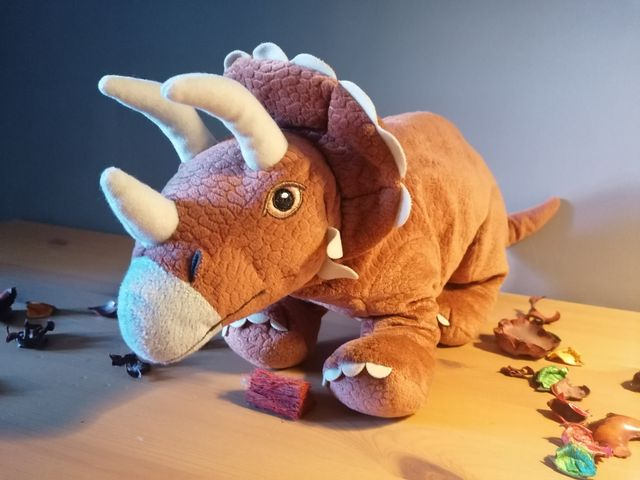 Ikea. JÄTTELIK. Dinosaurio Triceratop. 46 cm.