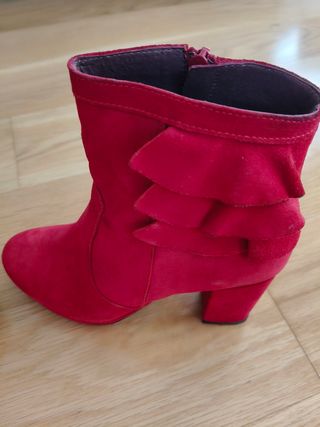Botines rojos de ante