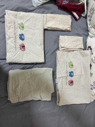 Colchón y ropa de cama de maxicuna