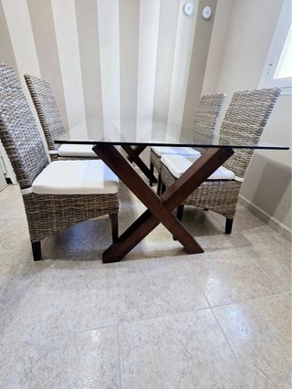 Mesa de cristal y madera con sillas