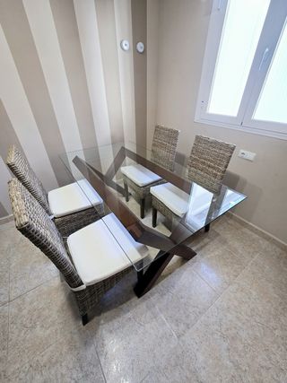 Mesa de cristal y madera con sillas