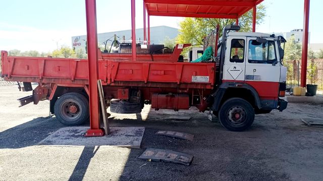 Camión iveco 4x2 basculante 