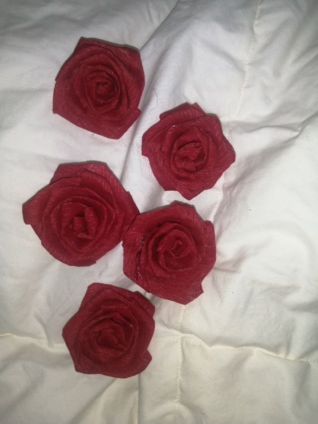 Bellissime rose realizzate a mano