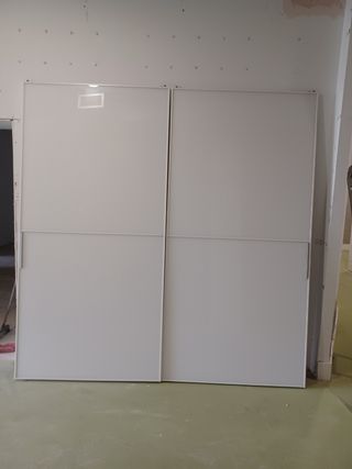 Puertas correderas cristal blancas.