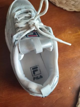 Deportivas fila plata número 39 puestas