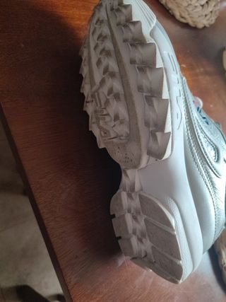 Deportivas fila plata número 39 puestas