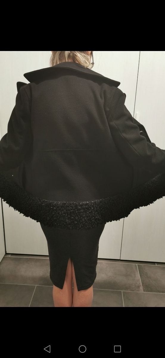 Cappotto donna di colore nero. 