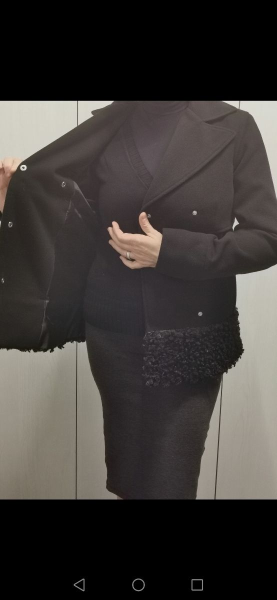 Cappotto donna di colore nero. 