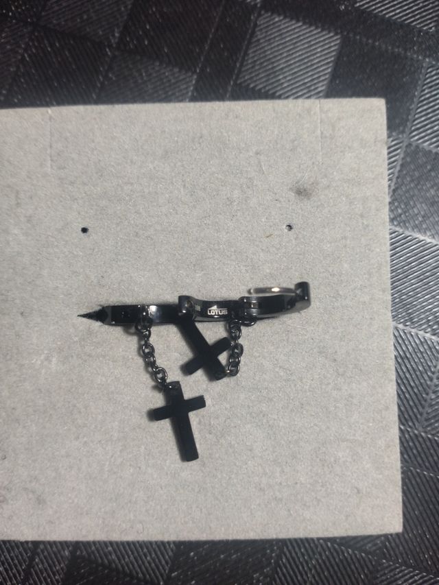 PENDIENTE LOTUS SILVER CRUZ NEGRA