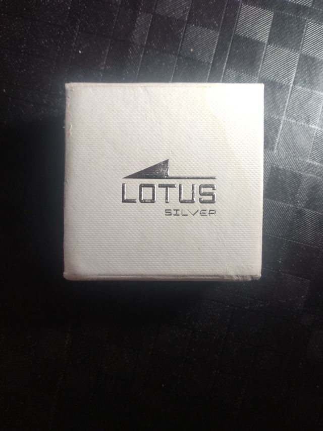 PENDIENTE LOTUS SILVER CRUZ NEGRA