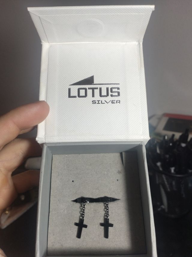 PENDIENTE LOTUS SILVER CRUZ NEGRA