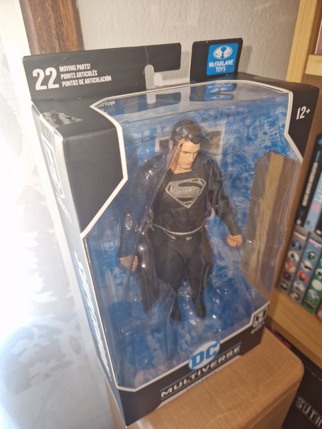 SUPERMAN BLACK SUIT MCFARLANE TOYS