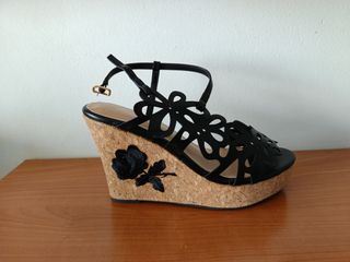 Sandalias negras con cuña alta