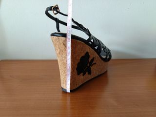 Sandalias negras con cuña alta