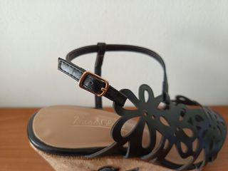 Sandalias negras con cuña alta