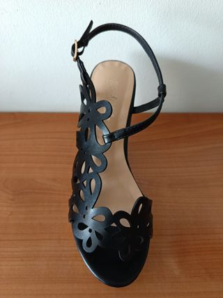 Sandalias negras con cuña alta