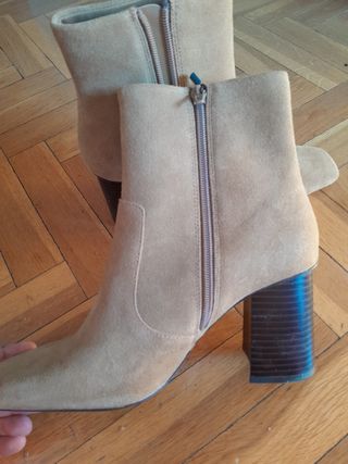 Botines camel de Mango, con etiqueta