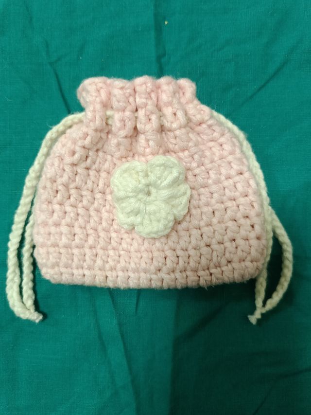 Sacchettino portaoggetti all'uncinetto