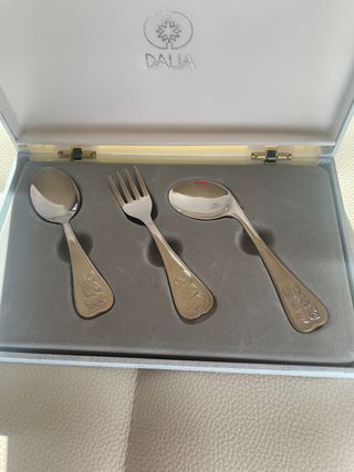 Cubiertos de bebe dalia pone daniel