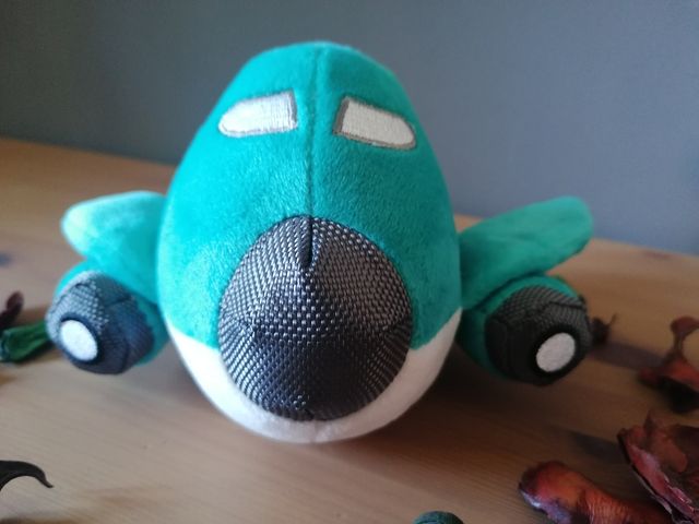 Peluche de avión a turbinas con sonido interior.