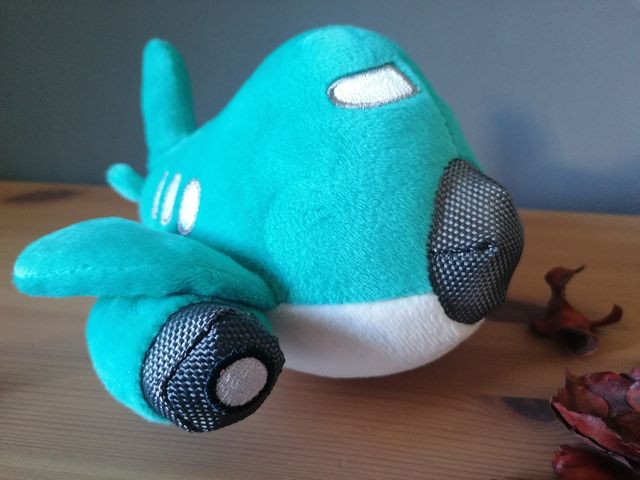 Peluche de avión a turbinas con sonido interior.