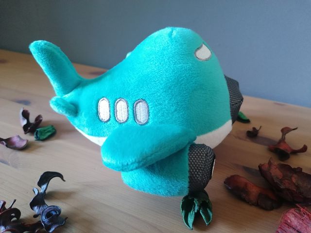 Peluche de avión a turbinas con sonido interior.