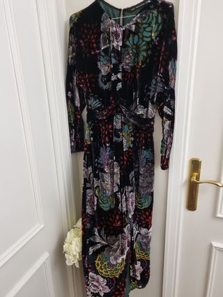 Vestido de terciopelo con flores. Zara