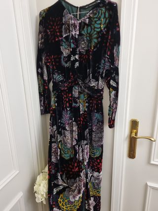 Vestido de terciopelo con flores. Zara