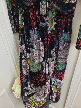 Vestido de terciopelo con flores. Zara