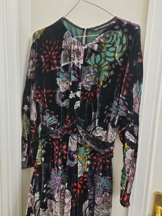 Vestido de terciopelo con flores. Zara