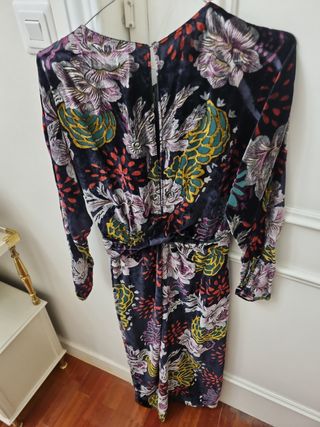 Vestido de terciopelo con flores. Zara