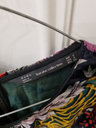 Vestido de terciopelo con flores. Zara