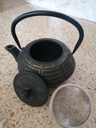 Tetera japonesa hierro negra y dorada