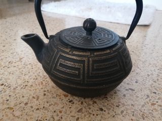 Tetera japonesa hierro negra y dorada