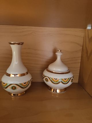Dos vasijas blancas decorativas
