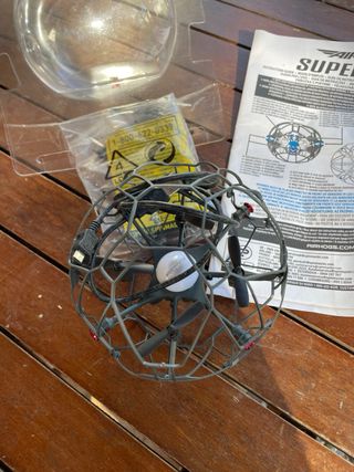 Dron que se maneja con la mano