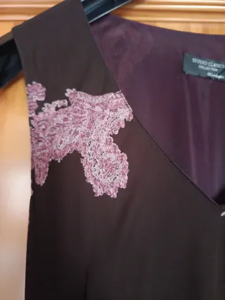 Vestido fiesta marrón y flores rosa