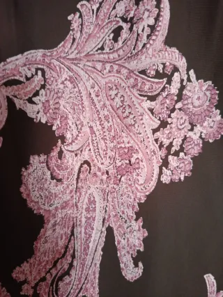 Vestido fiesta marrón y flores rosa