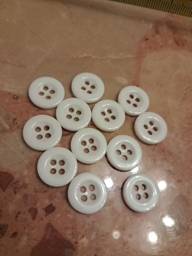 Bottoni bianchi 12 pezzi nuovi