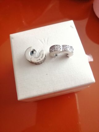 2 clips Pandora 
