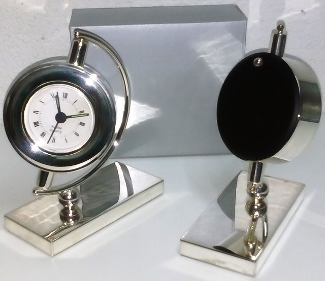Reloj despertador con baño plateado