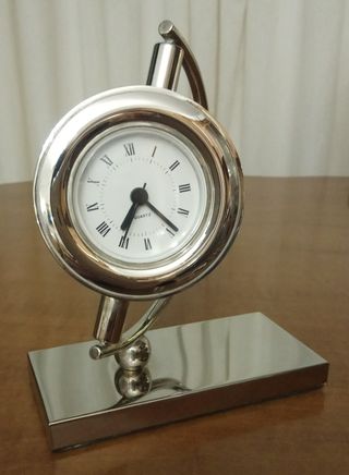 Reloj despertador sobremesa con baño plateado