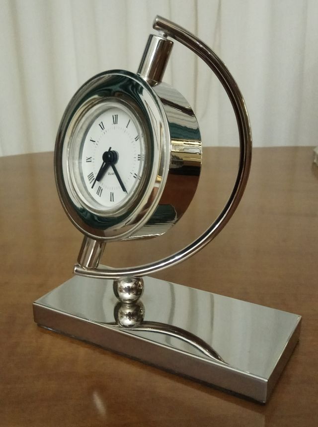 Reloj despertador con baño plateado