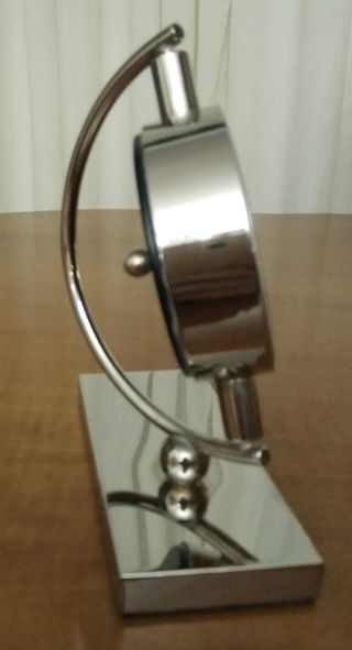 Reloj despertador sobremesa con baño plateado