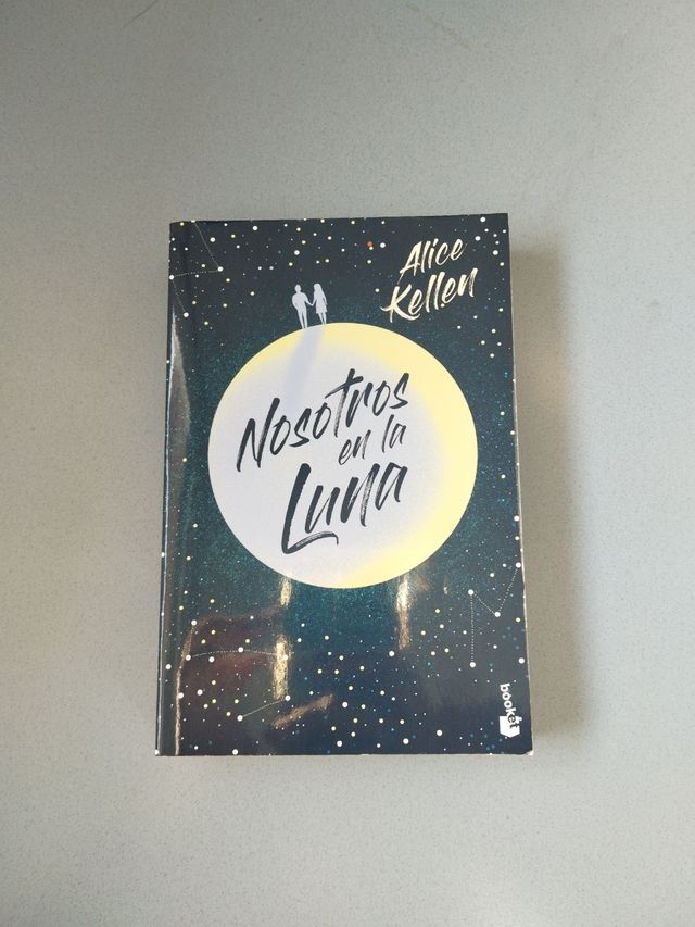 Nosotros en la luna: El libro más vendido del año en edición de bolsillo