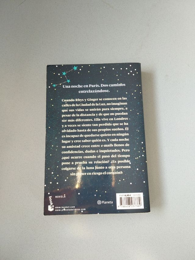 Nosotros en la luna: El libro más vendido del año en edición de bolsillo